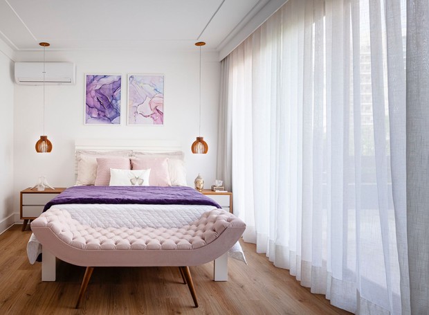 In room therapy, emotions count a lot when decorating, as in this room signed by architect Allan Cacicedo, in which the paired paintings and the cores indicate the intention to attract harmony in the relationship (Photo: Disclosure)