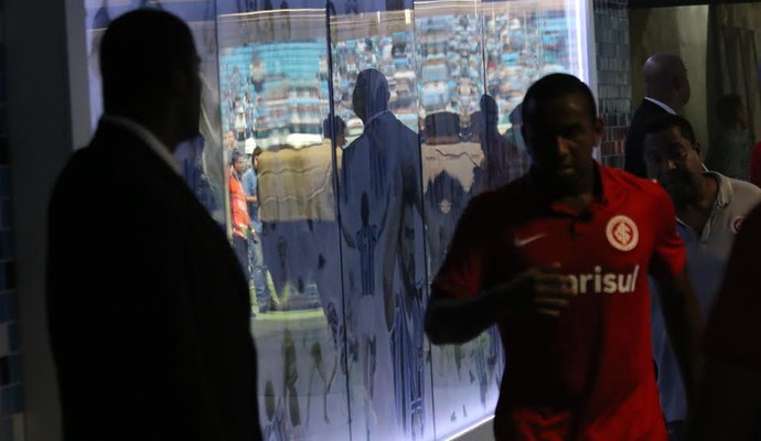 Anderson tem dia de R10 e sofre com vaias gremistas no Gre-Nal da Arena