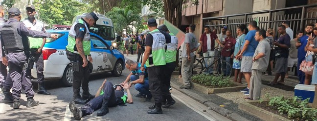 Policial recebe socorro após ser atropelado por motorista em fuga em Ipanema — Foto: Divulgação
