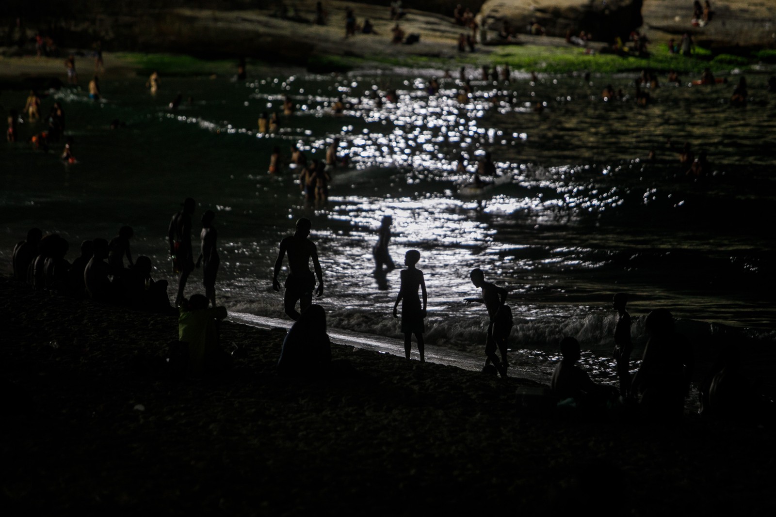 Cariocas e turistas aproveitam mar do Arpoador em noite quente do verão.   — Foto: Brenno Carvalho