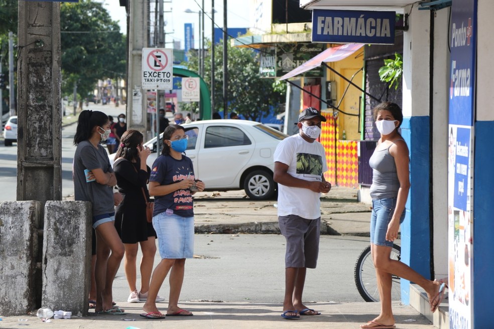 SÃO LUÍS (MA) -  Fila em porta de farmácia na Avenida João Pessoa, no João Paulo. — Foto: Adriano Soares/Grupo Mirante.