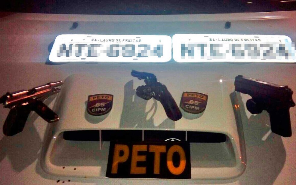 Quatro são presos após polícia achar armas escondidas debaixo do banco de carro na Bahia (Foto: Divulgação/SSP-BA)