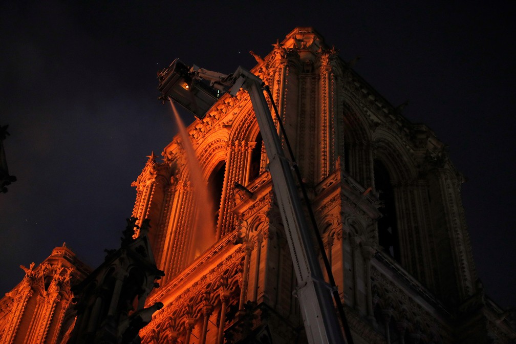 Combate ao incêndio na Catedral de Notre-Dame adentra a noite em Paris — Foto: Philippe Wojazer/Reuters