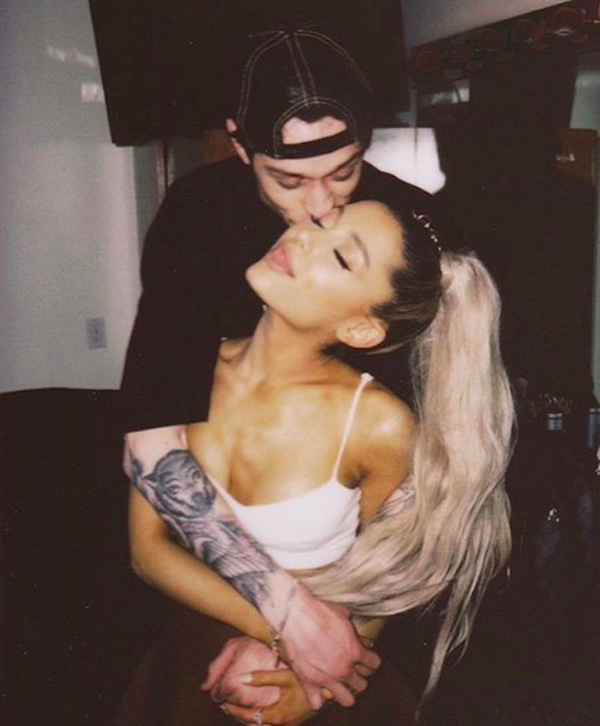 A cantora Ariana Grande com o noivo (Foto: Instagram)