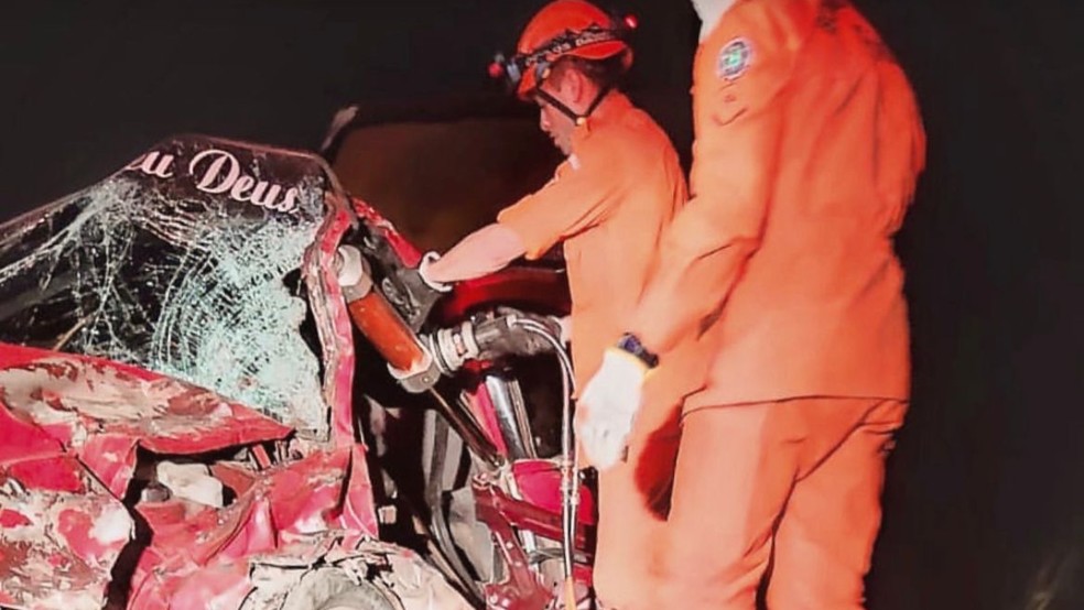 Dois motoristas morrem em acidente na estrada que liga as cidades de Sobral e Massapê, na região Norte do Ceará — Foto: CBM/Divulgação