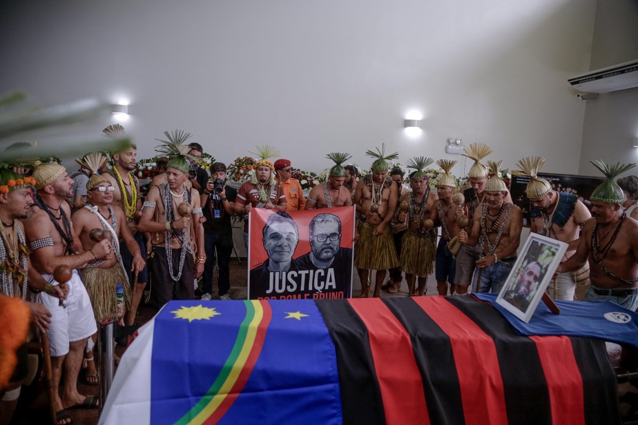 Indígenas no enterro de Bruno Pereira, funcionário licenciado da Funai morto em junho no Vale do Javari, no Amazonas