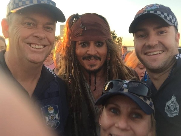 Johnny Depp e oficiais da Polícia de Queensland (Foto: Reprodução)