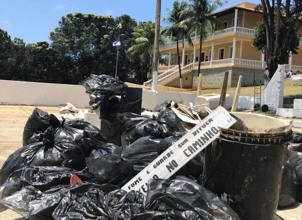 Muito lixo foi encontrado no sítio histórico  — Foto: Divulgação 
