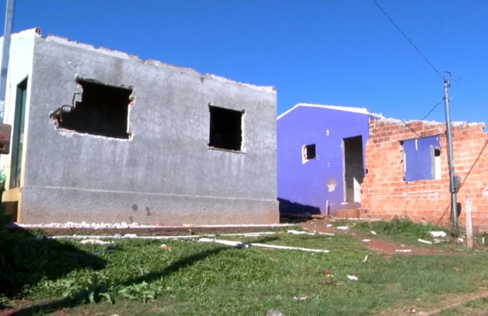 Algumas casas foram depredadas em Cruz Alta (Foto: Reprodução/RBS TV)