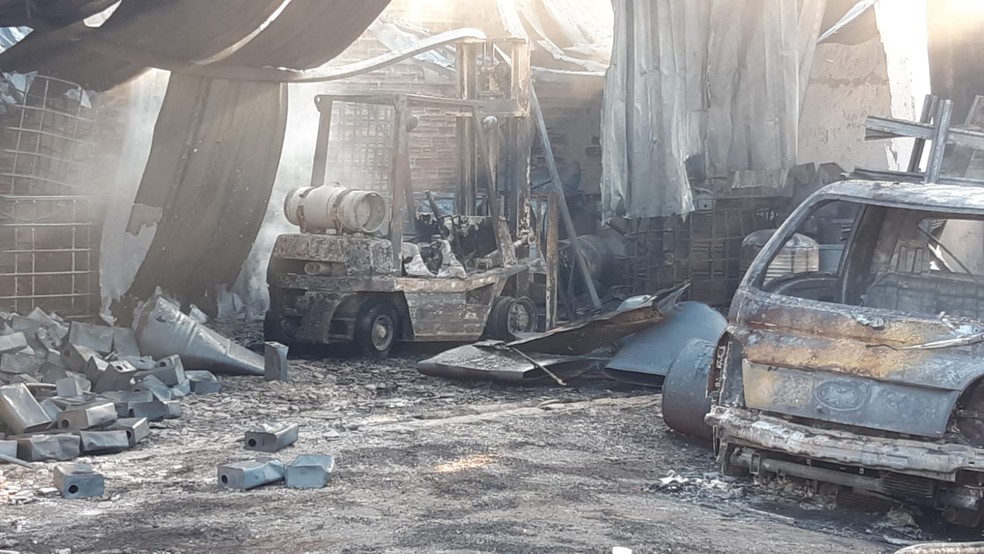 Incêndio atinge empresa de produtos químicos no bairro Dois Córregos em Piracicaba — Foto: Edijan Del Santo/EPTV