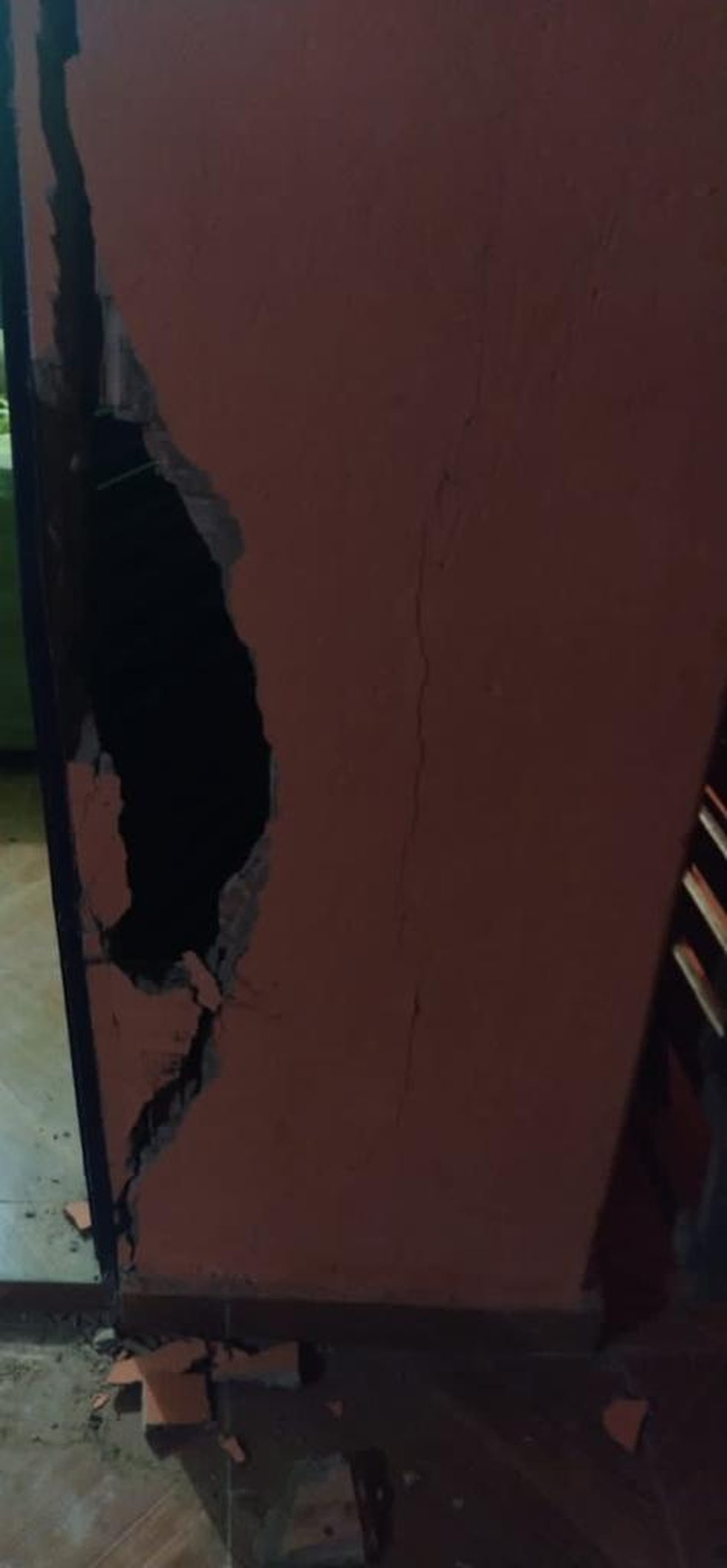 Buraco na parede deixado por suspeito em MS  Foto: Polícia Civil/Divulgação