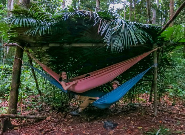 A parada da lua de mel do casal foi a floresta Amazônica, onde eles dormiram em redes e pescaram o próprio jantar (Foto: HoneyTrek/Divulgação)