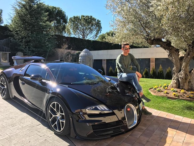 Cristiano Ronaldo com seu Bugatti Veyron Grand Sport Vitesse (Foto: Reprodução/Instagram)