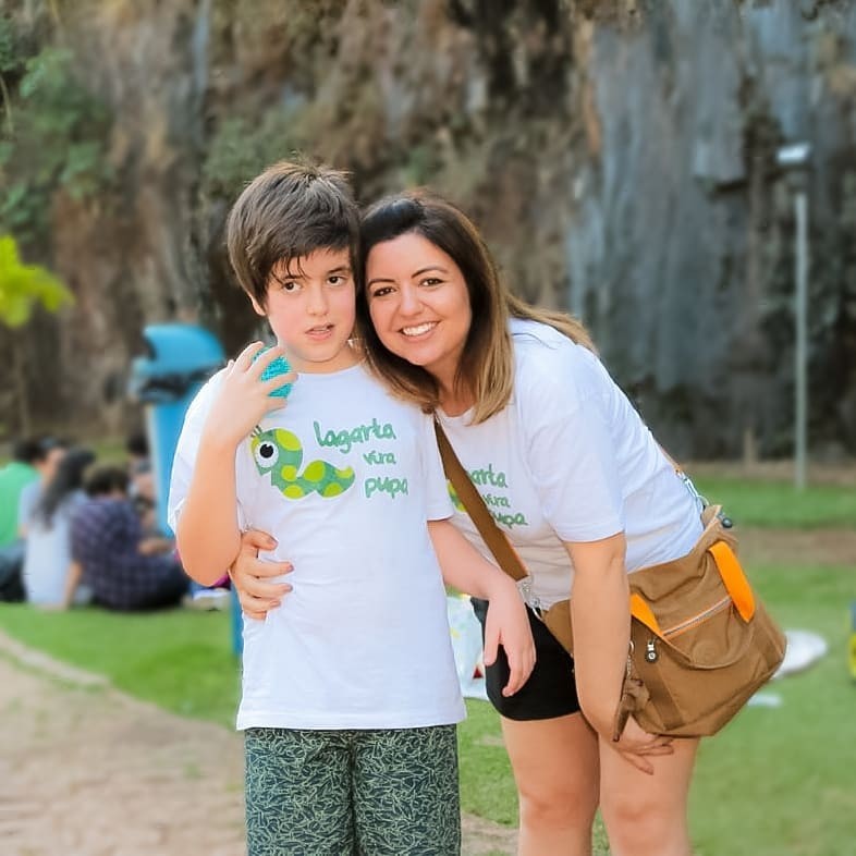 Andréa Werner com o filho Theo, que é autista e a inspirou a ser ativista pelas causas das pessoas com deficiência (Foto: Reprodução Instagram)