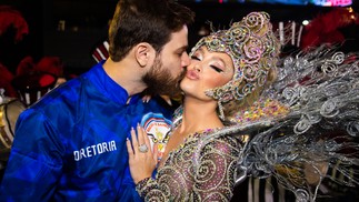 Carla Díaz ganha beijo de boa sorte do noivo, Felipe Becari, antes de desfile de Carnaval — Foto: Patrícia Devoraes/Brazil News