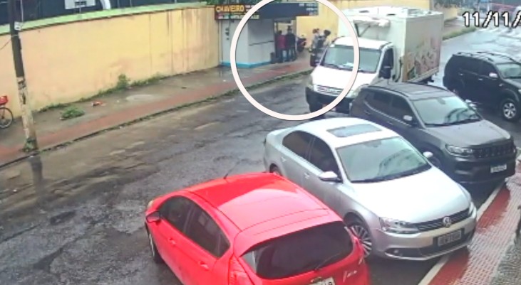 VÍDEO: chaveiro desmaia durante assalto na Serra, ES
