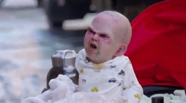 Bebezinho do mal assusta pedestres de Nova York para promover filme (Foto: Reprodução)