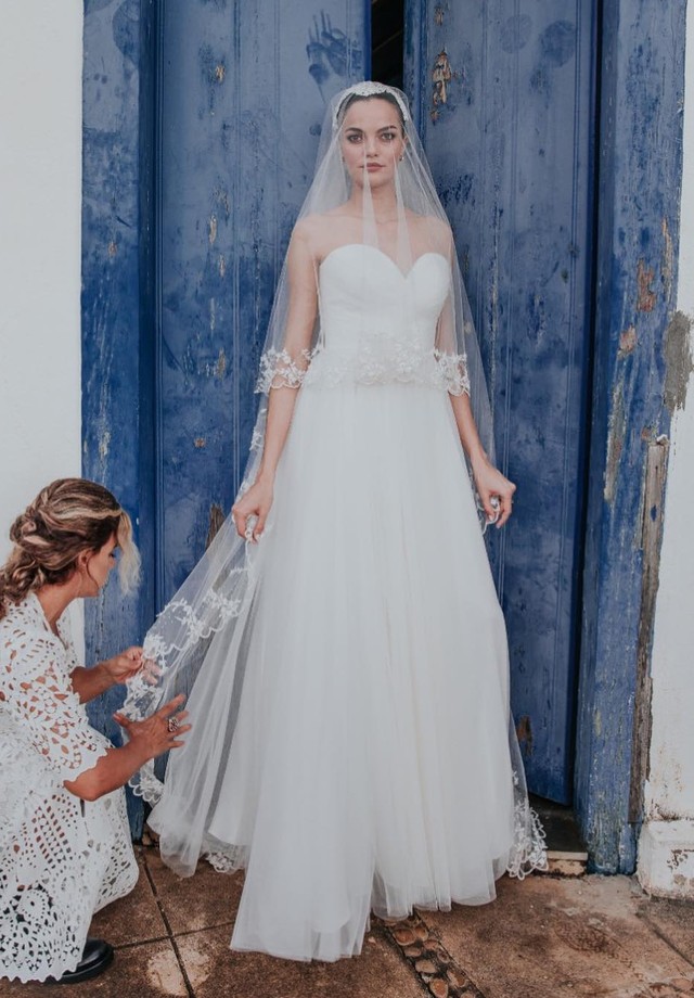 Barbara Fialho em seu vestido de noiva assinado pelo Ateliê Ley Lopes  (Foto: reprodução/Instagram)
