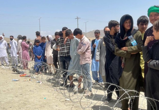Afegãos fazem fila para ter acesso ao aeroporto de Cabul (Foto: Haroon Sabawoon/Anadolu Agency via Getty Images)