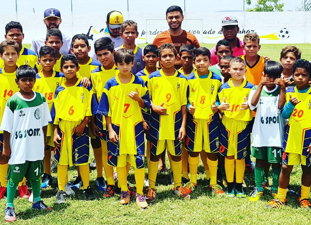 Aposentado, Cleiton Xavier vive no Sertão de Alagoas e dá aula de futebol a 80 garotos