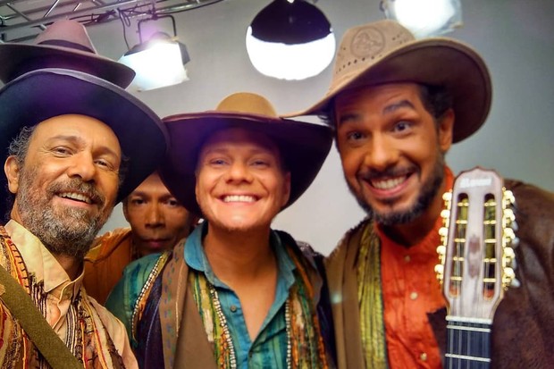 Luiz Nicolau, Pedro Lima, Michel Teló e Rodrigo Lima nos bastidores de Bem Sertanejo - O Musical (Foto: Reprodução/Instagram)