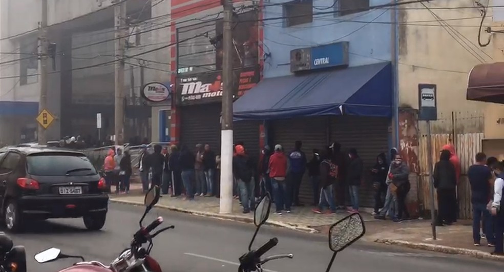 Dezenas de pessoas se aglomeram em fila da Caixa para receber o auxílio emergencial — Foto: Reprodução/TV TEM