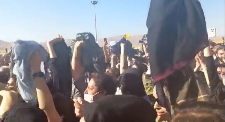 Mulheres tiram véu em protesto que deixou feridos e presos durante funeral no Irã