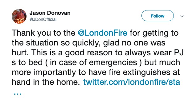 O post do ator Jason Donovan brincando com a comoção em torno da foto dele de cueca ajudando no combate ao incêndio que atingiu uma casa em sua vizinhança (Foto: Twitter)