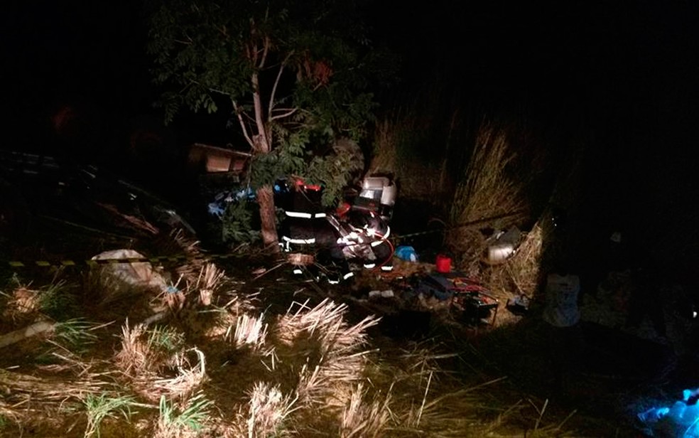 Acidente com 4 carretas deixa um morto e 4 feridos na BA (Foto: Divulgação/Corpo de Bombeiros Militar)