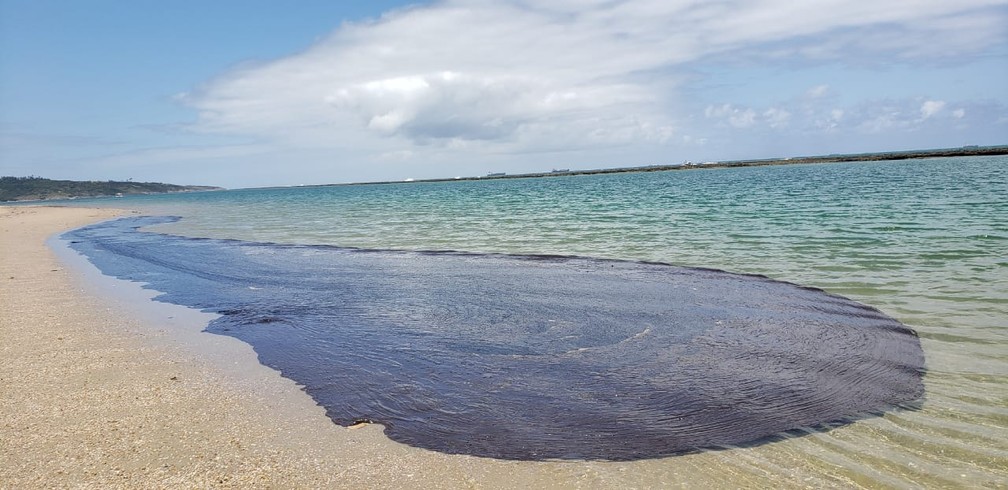 Mancha de óleo encontrada neste domingo (20) em Suape, no Cabo de Santo Agostinho — Foto: Salve Maracaípe/Reprodução/WhatsApp