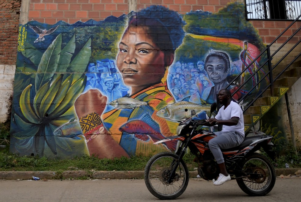 Uma pintura de parede em Suarez mostra Francia M&aacute;rquez &mdash; Foto: Raul ARBOLEDA / AFP