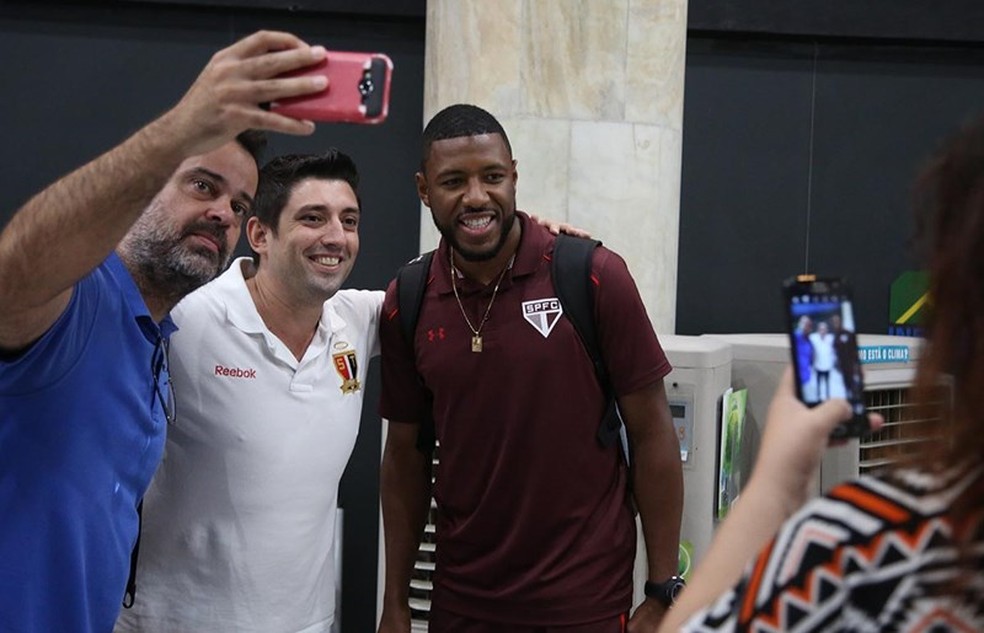 Jucilei também atendeu os torcedores (Foto: Rubens Chiri / www.saopaulofc.net)