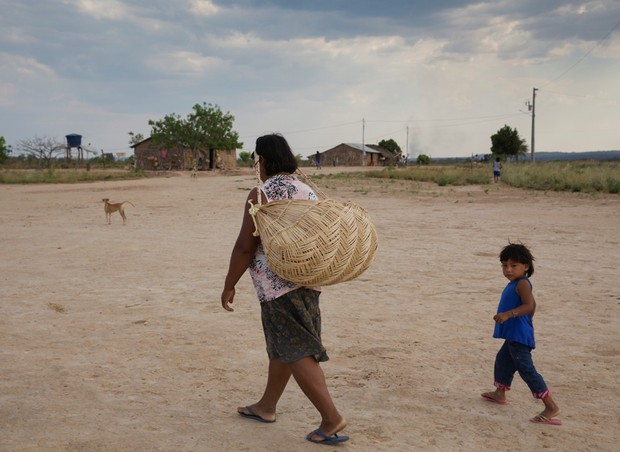 Mãe e filha a caminho de casa na aldeia Darcy Bethania (MT). (Foto: Lalo de Almeida)