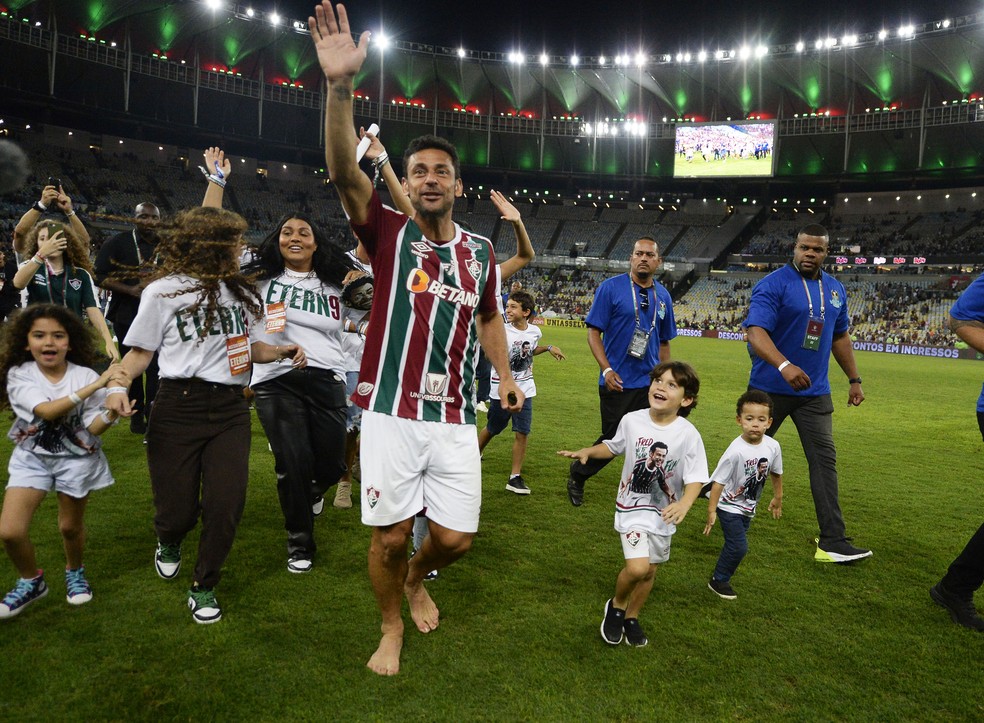 Fred caminha pelo gramado do Maracanã — Foto: André Durão