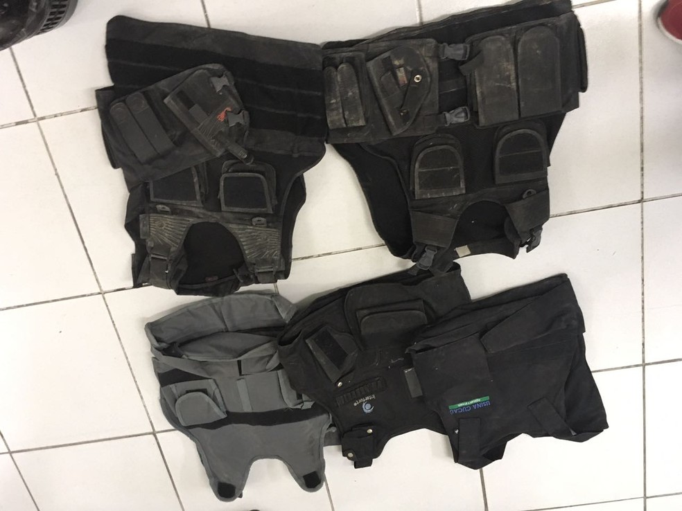 Coletes bal&iacute;sticos estavam entre os materiais encontrados pelos policiais com a quadrilha suspeita de assaltos a bancos no Grande Recife (Foto: Pol&iacute;cia Civil de Pernambuco/Ascom/Divulga&ccedil;&atilde;o)