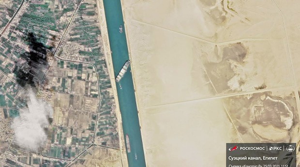 Ever Given encalhado e travando a circulação no Canal de Suez (Foto: Getty Images)