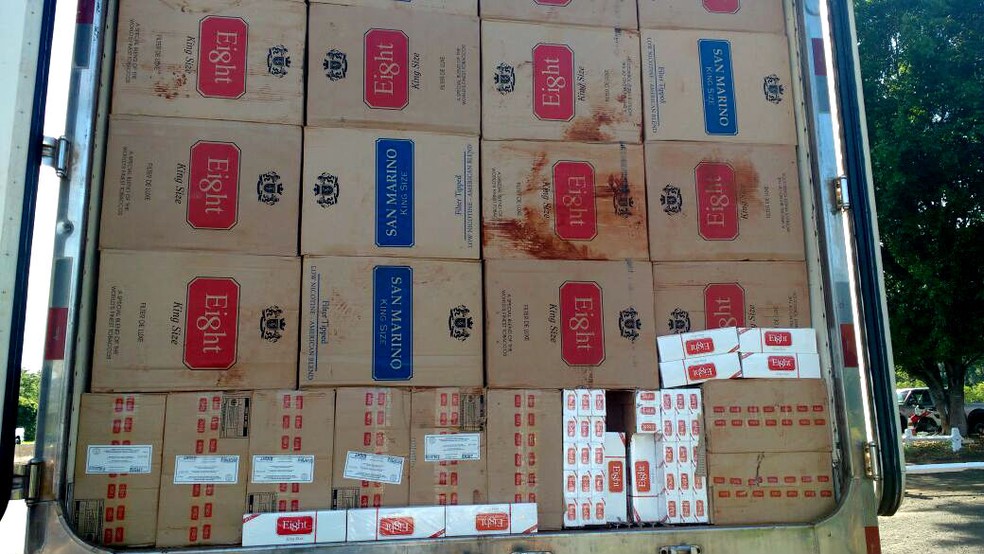 Ao invés de carne de frango, caminhão do Paraná levava uma carga de 250 mil maços de cigarros contrabandeados do Paraguai (Foto: Polícia Rodoviária/Divulgação)