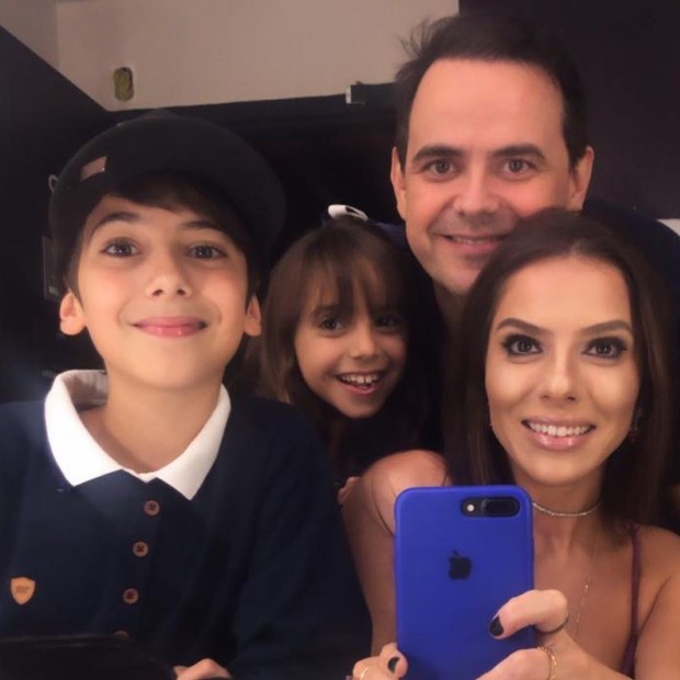 Carioca com a mulher, Paola Machado, e os filhos, Lorena e Nicolas (Foto: Reprodução/Instagram)
