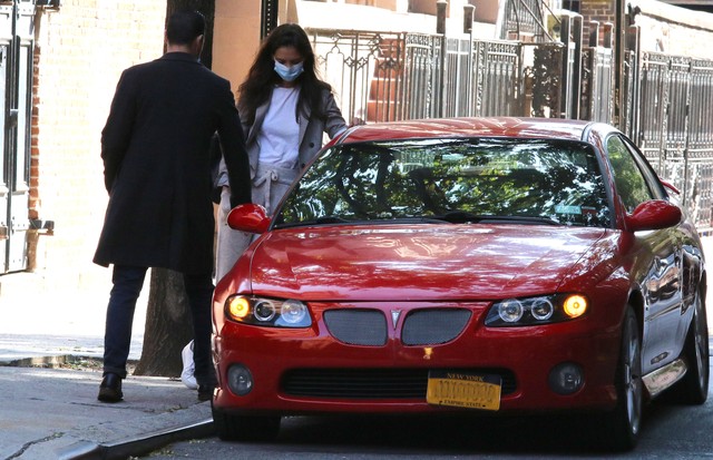 NEW YORK CITY, NY - SEPTEMBER 21: Katie Holmes jumps into Emilio Vitolo Jr. out red Pontiac on September 21, 2020 in New York City, New York. (Photo by LRNYC/MEGA/GC Images) (Foto: GC Images)