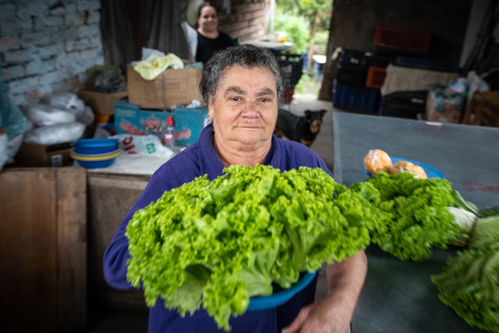 Maria das Mercedes Nóbrega, 75 anos, vende verduras e legumes em Santo André, na Grande São Paulo, e sentiu o impacto da quarentena nas vendas — Foto: Fábio Tito/G1