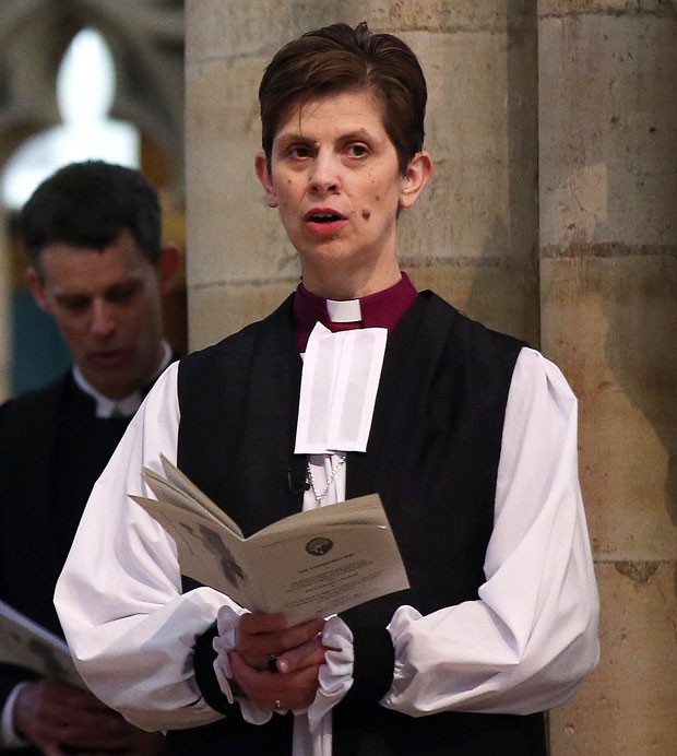 A agora bispa Libby Lane durante a cerimônia de sua ordenação nesta segunda-feira (26) em York, na Inglaterra (Foto: PA, Lynne Cameron/AP)