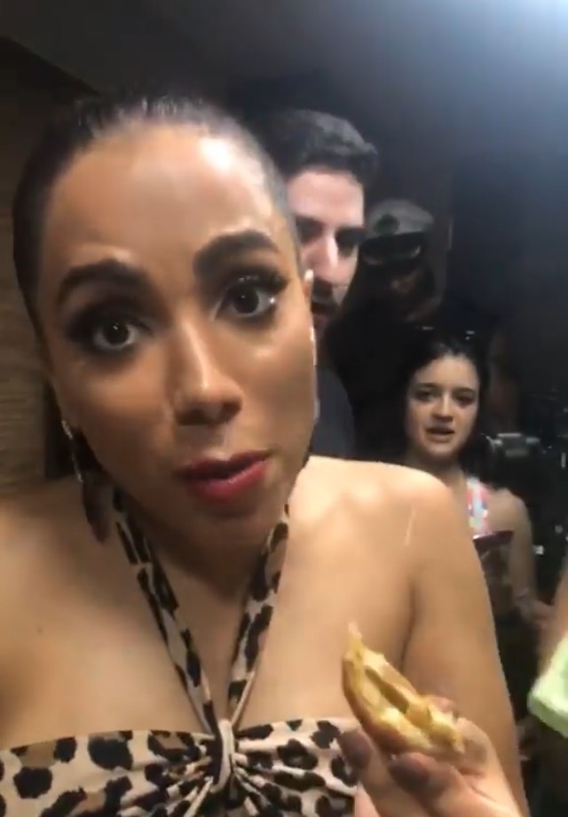 Anitta saboreia salgadinho vegano (Foto: Reprodução/Instagram)