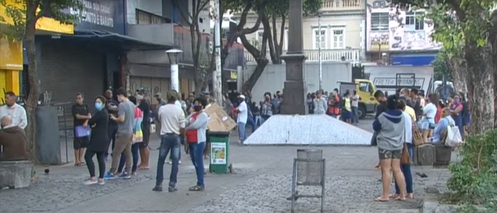 Fila na Caixa Econ&ocirc;mica Federal em Nova Igua&ccedil;u nesta segunda-feira (27) &mdash; Foto: Reprodu&ccedil;&atilde;o/TV Globo