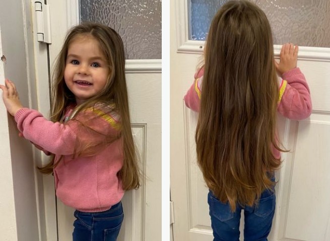 A pequena Dollie, de 2 anos, já tem os cabelos tão compridos que cobrem as costas inteiras (Foto: Reprodução/Mirror/Caters News)