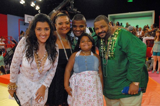 Regina Casé com a família de Arlindo Cruz (Foto: TV Globo/ Alex Carvalho)