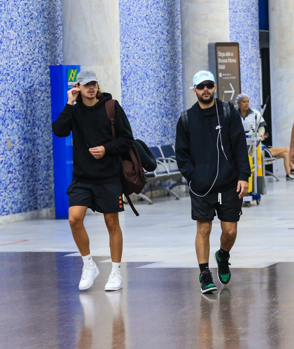 Pedro Sampaio e seu namorado Henrique Meinke desembarcam no aeroporto Rio de Janeiro &mdash; Foto: Pereira/Agnews