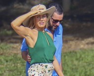 Jennifer Aniston e Adam Sandler são vistos gravando sequência de filme no Havaí