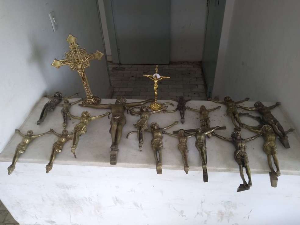 Foram encontrados 18 crucifixos, que estavam abandonados em um matagal, Ã s margens da BR-230 â Foto: DivulgaÃ§Ã£o/PolÃ­cia Civil