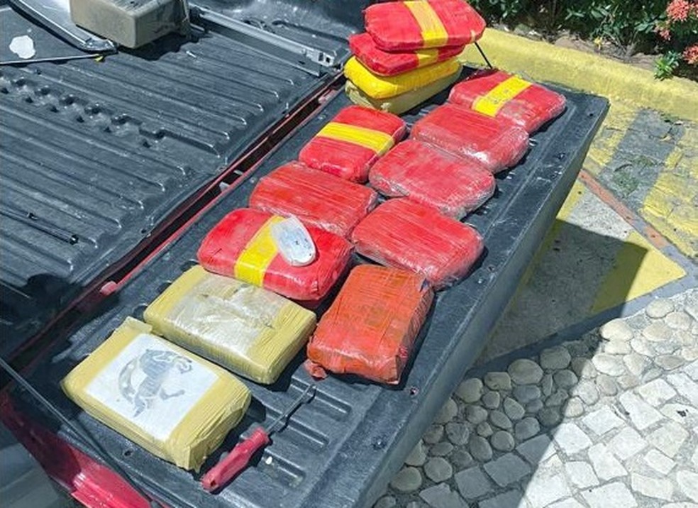 PF apreende 15 tabletes de cocaína escondidos em lataria de carro transportado de Manaus para Natal. — Foto: PF/Divulgação