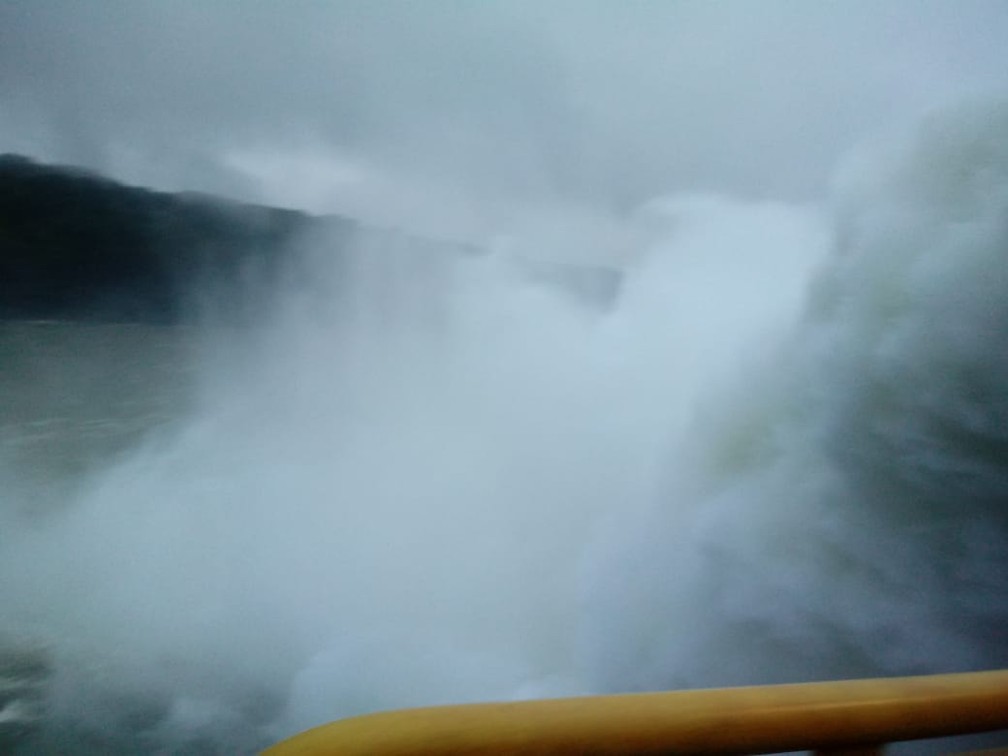 Abertura de uma das três calhas ocorre por causa das chuvas no reservatório de Itaipu e na bacia do Rio Paraná — Foto: Gabriel Campos Neto/Usina de Itaipu